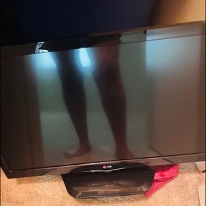 Tv 32 in good condition with remote  selling 75
